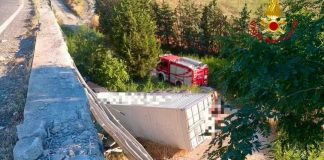Camion precipita da un cavalcavia a Matera, morto un 50enne del Tarantino