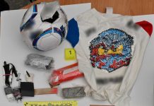 Droga in un pallone da calcio per introdurre droga e cellulari in carcere: arrestate due persone