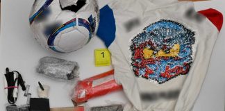 Droga in un pallone da calcio per introdurre droga e cellulari in carcere: arrestate due persone